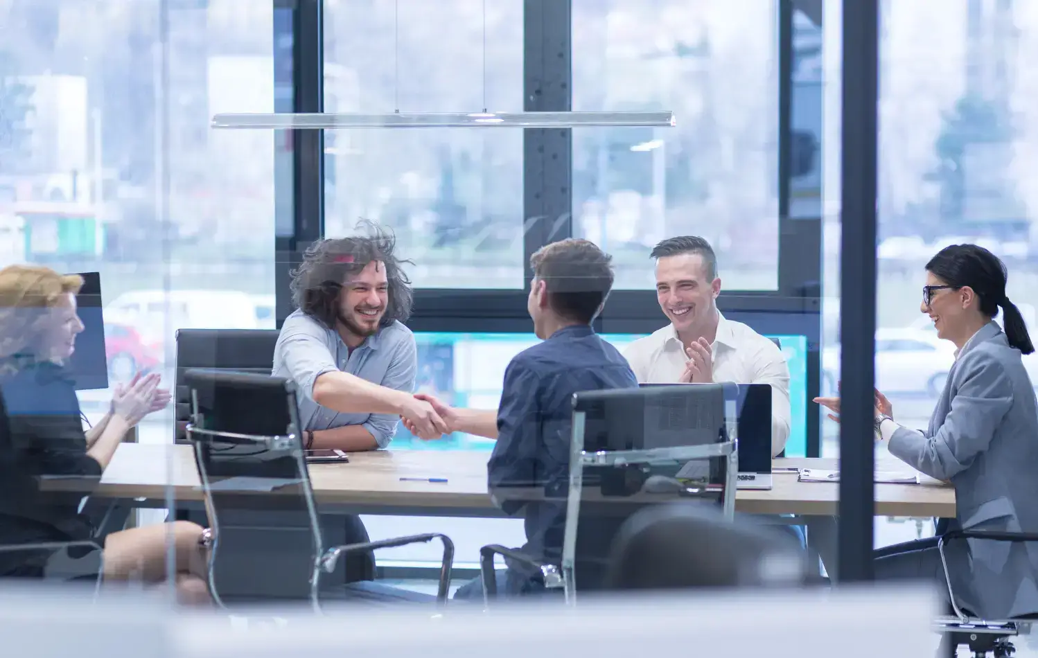 Modern CRIADORES.DE office workspace with engaged employees